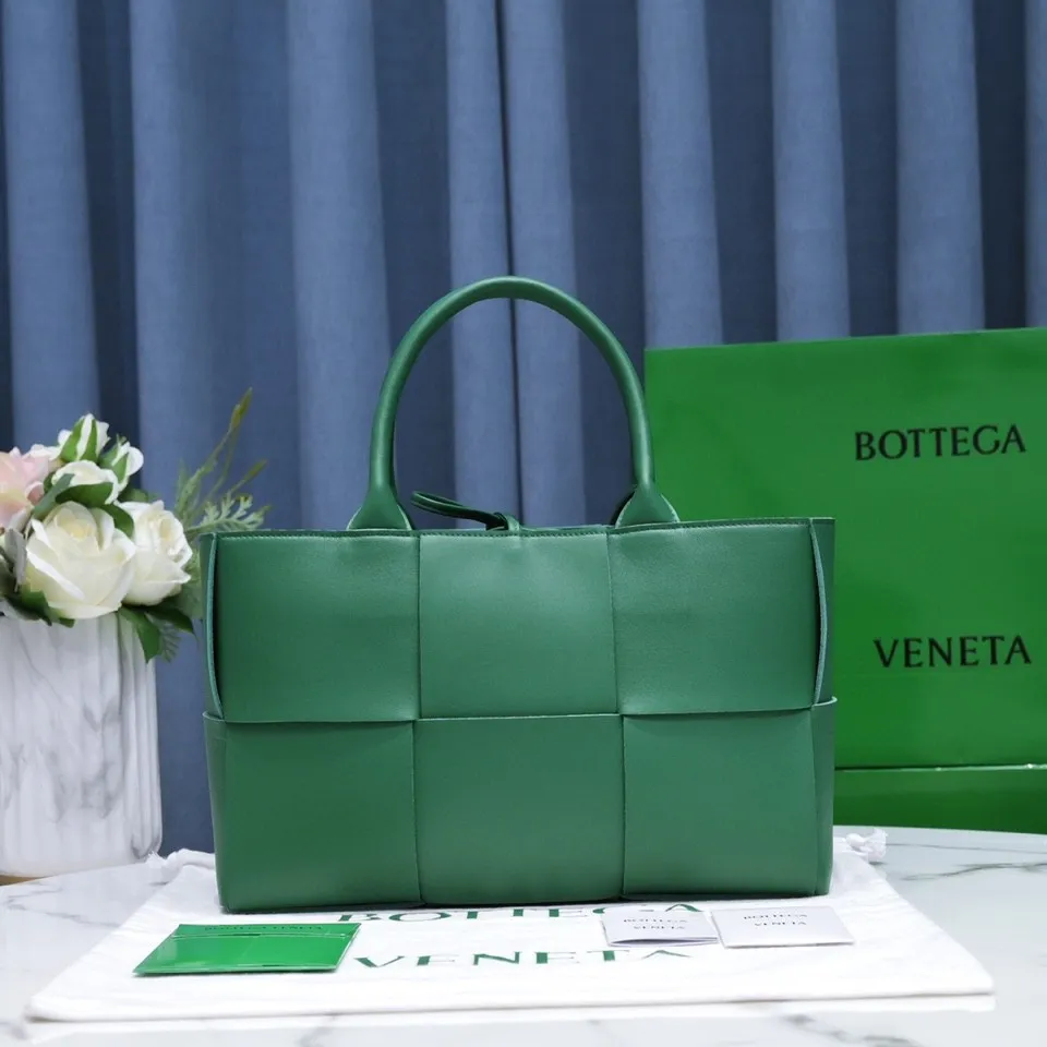 Batch 1760 medium arco, BottegaVeneta# official website latest cowhide leather with inner sheepskin SLIP tote handbag, and the logo has been changed to the side panel😍The oversized woven design really makes it a huge gap from ordinary tote bags🔗🔗Different color combinations inside and outside ⛓Daniel Lee leads the brand's DNA to continue to evolve with fresh inspiration🧬🧬showing a balanced style of luxury and reality👉: 30*20*12 Model: 9893#